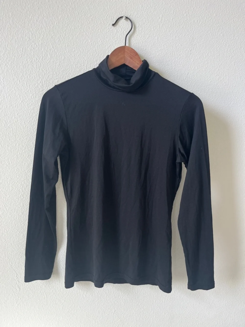 Uniqlo HEATTECH Black Long-Sleeve Turtleneck T-Shirt - Picture 4 of 6
